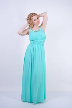 beyaz arka plan üzerinde uzun mavi moda yaz elbisesi giyen güzel sarışın beyaz kadın