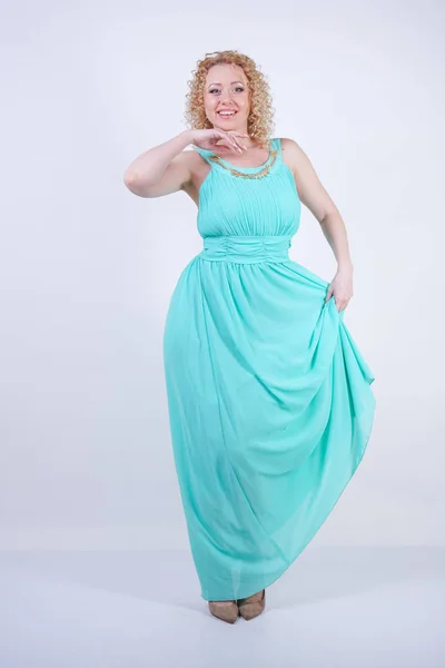 Bonita Mujer Rubia Caucásica Usando Vestido Largo Verano Moda Azul — Foto de Stock