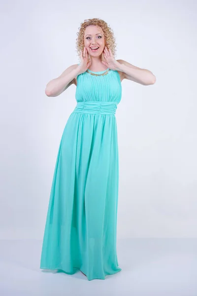 Όμορφη Ξανθιά Καυκάσιος Γυναίκα Φορώντας Μακρύ Μπλε Φόρεμα Μόδας Καλοκαίρι — Φωτογραφία Αρχείου