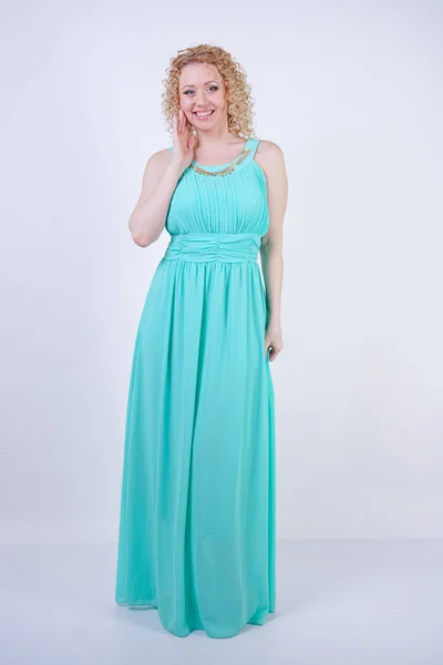 Blond Dama Długo Kaukaski Lato Moda Niebieski Sukienka Tło Ładny — Zdjęcie stockowe