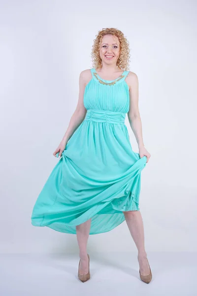 Όμορφη Ξανθιά Καυκάσιος Γυναίκα Φορώντας Μακρύ Μπλε Φόρεμα Μόδας Καλοκαίρι — Φωτογραφία Αρχείου