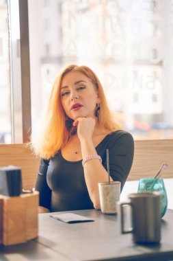 siyah gömlekli kızıl saçlı beyaz kadın sadece modern kafede kahve fincan ıstabiridir