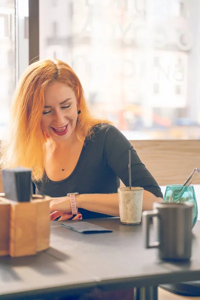 Mulher Caucasiana Ruiva Muito Feliz Bebidas Camisa Preta Xícara Café — Fotografia de Stock