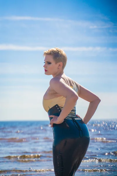 Sexy Kurvige Kaukasische Mädchen Mit Kurzen Blonden Haaren Trägt Latex — Stockfoto