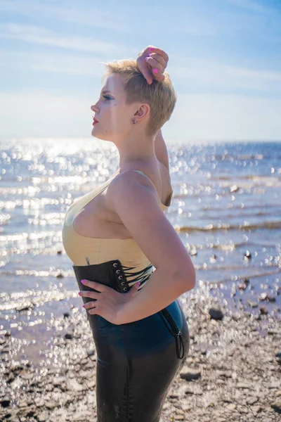 섹시한 뜨거운 매력적인 소녀와 금발의 라텍스 페티쉬 드레스와 해변에서 — 스톡 사진