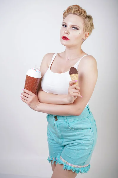 漂亮的白种人金发短发女孩吃美味的冰淇淋与华夫饼圆锥和巧克力的白色工作室背景 — 图库照片