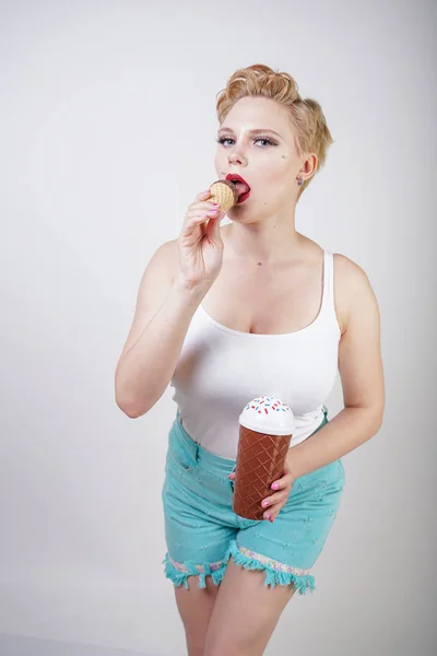 Ładna Blondynka Krótkie Włosy Dziewczynka Jedzenie Smaczne Lody Wafel Stożek — Zdjęcie stockowe