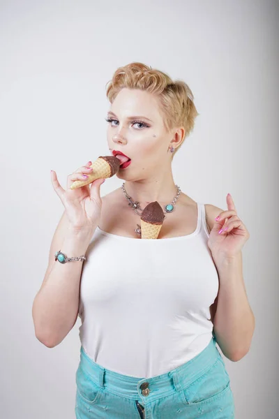 Гарненька Біла Коротке Волосся Дівчина Їсть Смачний Морозиво Вафельним Конусом — стокове фото