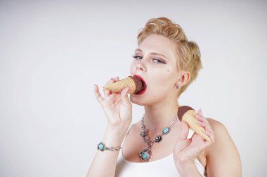 beyaz stüdyo arka plan üzerinde waffle koni ve çikolata ile lezzetli dondurma yeme güzel kafkas sarı kısa saç kız