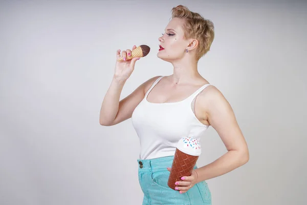 Bastante Caucásico Rubia Pelo Corto Chica Comiendo Sabroso Helado Con —  Fotos de Stock