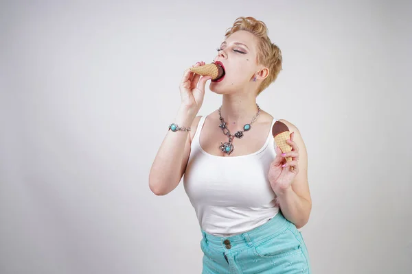 Ładna Blondynka Krótkie Włosy Dziewczynka Jedzenie Smaczne Lody Wafel Stożek — Zdjęcie stockowe
