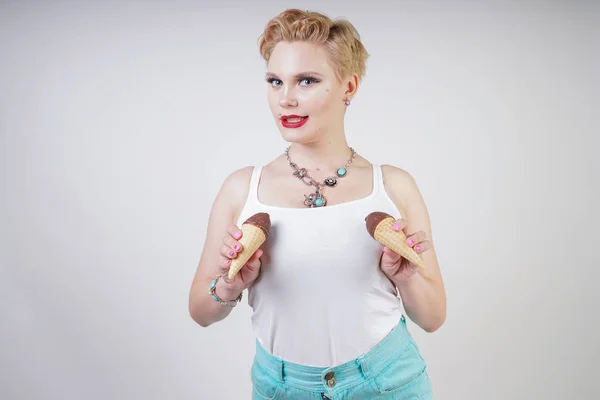 Pretty Caucasian Blonde Short Hair Girl Eating Tasty Ice Cream — Stock Photo, Image