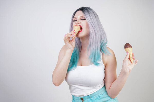 довольно кавказская блондинка короткие волосы девушка ест вкусное мороженое с вафельным конусом и шоколадом на белом фоне студии
