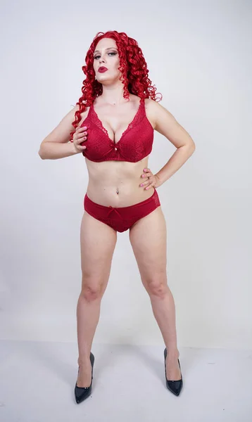 Sexy Caliente Chica Con Curvas Con Pelo Rizado Rojo Usando —  Fotos de Stock