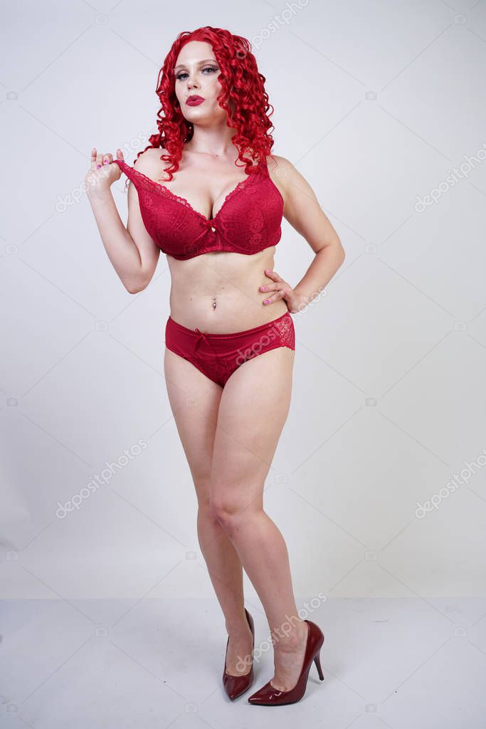 Горячая телочка с длинными рыжими волосами