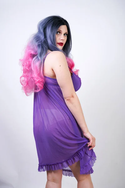 Encantadora Chica Buxom Encuentra Una Lencería Camisón Transparente Púrpura Sobre —  Fotos de Stock