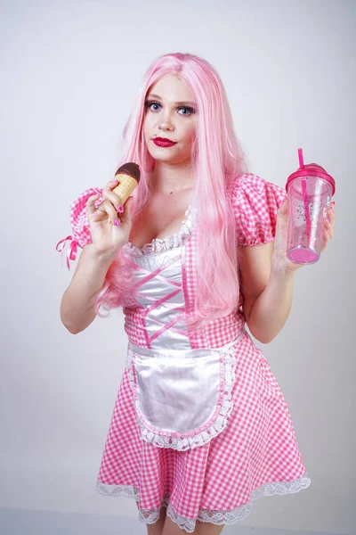 Еротична Біла Пухка Дівчина Рожевій Сукні Ляльок Тримає Смачне Літнє — стокове фото
