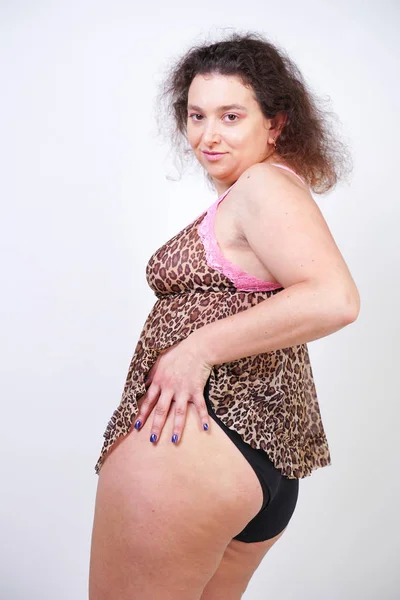 Plump Kvinna Leopard Print Underkläder Nattlinne Och Rosa Mesh Strumpor — Stockfoto