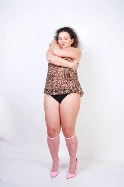 Plump Kvinna Leopard Print Underkläder Nattlinne Och Rosa Mesh Strumpor — Stockfoto