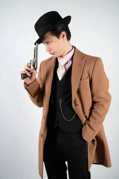 Jeune Homme Dans Costume Formel Chapeau Avec Pistolet Dans Les — Photo