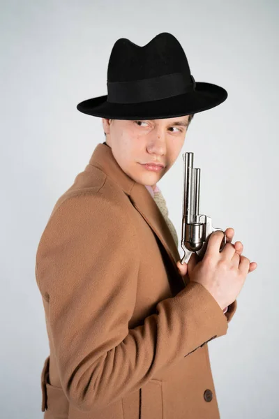 Jovem Terno Formal Chapéu Com Uma Arma Suas Mãos Fundo — Fotografia de Stock
