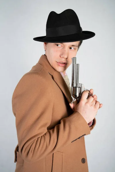 Jeune Homme Dans Costume Formel Chapeau Avec Pistolet Dans Les — Photo