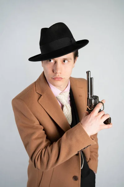 Młody Mężczyzna Formalnym Garniturze Kapeluszu Pistoletu Jego Ręce Białym Tle — Zdjęcie stockowe
