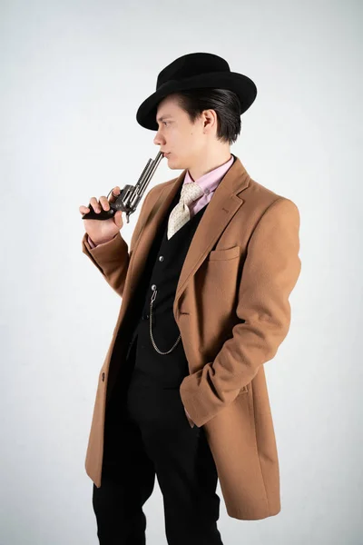 Jeune Homme Dans Costume Formel Chapeau Avec Pistolet Dans Les — Photo