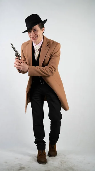 Ung Man Formell Kostym Och Hatt Med Pistol Händerna Vit — Stockfoto