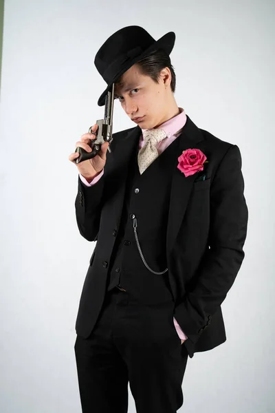 Молодой Человек Формальном Костюме Шляпе Пистолетом Руках Белом Фоне Студии — стоковое фото