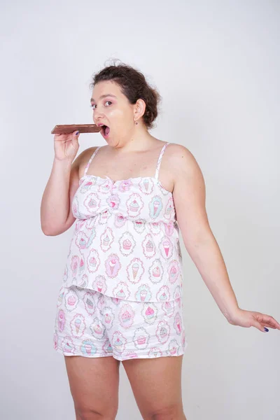 Mujer Con Curvas Pijama Divertido Con Una Barra Chocolate Coloca — Foto de Stock