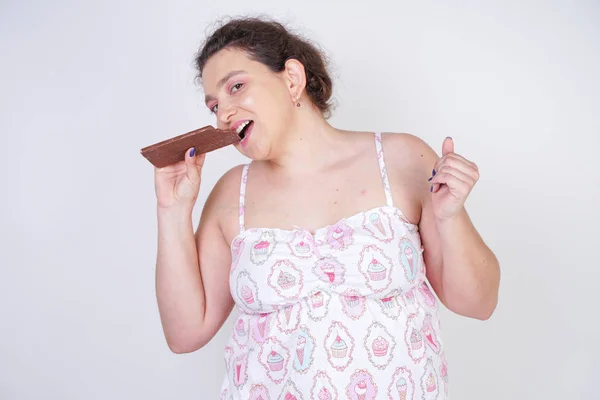 Mulher Curvilínea Pijama Engraçado Com Uma Barra Chocolate Fica Fundo — Fotografia de Stock