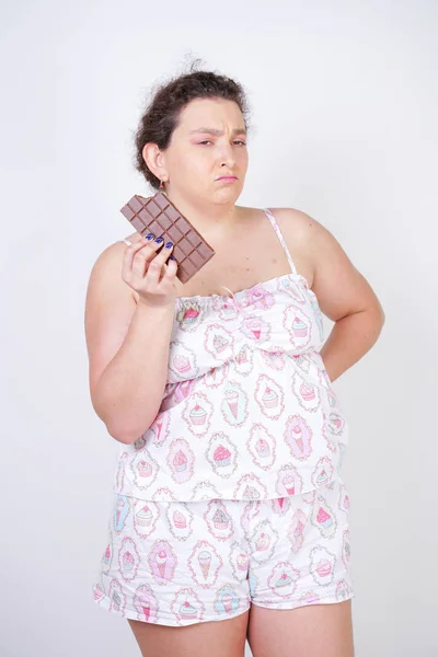 Mulher Curvilínea Pijama Engraçado Com Uma Barra Chocolate Fica Fundo — Fotografia de Stock