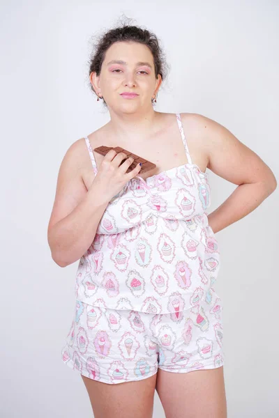 Mujer Con Curvas Pijama Divertido Con Una Barra Chocolate Coloca — Foto de Stock