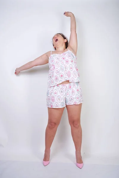 Gordito Mujer Divertido Pijama Pie Stretchintg Sobre Fondo Blanco Estudio — Foto de Stock