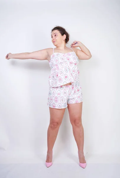 Gordito Mujer Divertido Pijama Pie Stretchintg Sobre Fondo Blanco Estudio — Foto de Stock