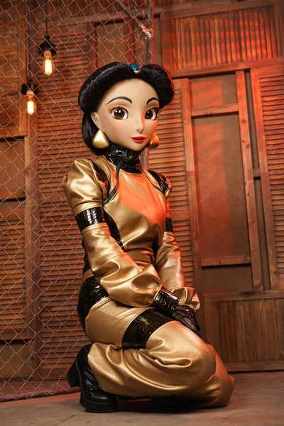 Schönes Mädchen Mit Gesichtsmaske Puppe Leder Space Jumpsuit Posiert Ihrem — Stockfoto