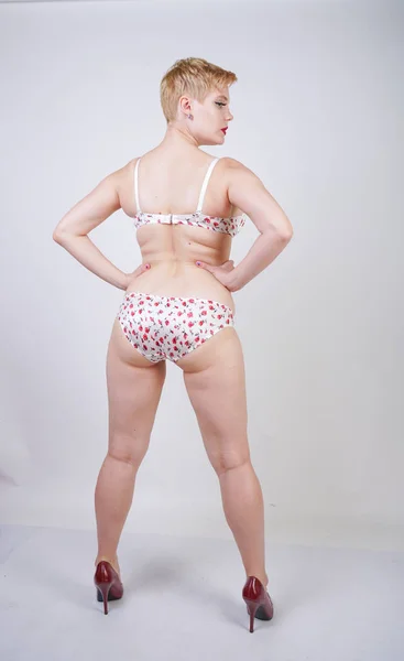 Bochtige Kaukasische Kort Haar Vrouw Poseren Schattige Witte Lingerie Met — Stockfoto