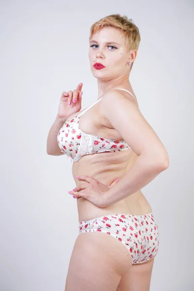 Mujer Pelo Corto Con Curvas Caucásicas Posando Lencería Blanca Linda —  Fotos de Stock