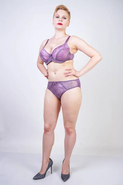 Pretty Curvy Short Hair Girl Posing Purple Fashion Lace Lingerie — Stock Photo, Image