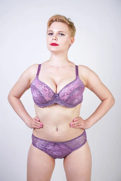 Pretty Curvy Short Hair Girl Posing Purple Fashion Lace Lingerie — Stock Photo, Image