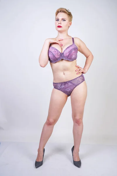 Bastante Curvilínea Chica Pelo Corto Posando Lencería Encaje Moda Púrpura — Foto de Stock