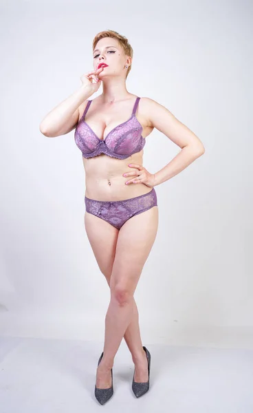 Bella Curvy Ragazza Capelli Corti Posa Lingerie Pizzo Moda Viola — Foto Stock