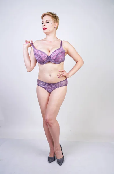 Ganska Curvy Kort Hår Flicka Poserar Lila Mode Spets Underkläder — Stockfoto