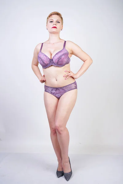 Bella Curvy Ragazza Capelli Corti Posa Lingerie Pizzo Moda Viola — Foto Stock