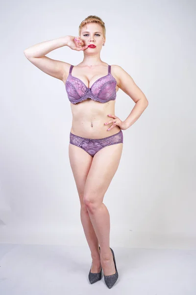 Bastante Curvilínea Chica Pelo Corto Posando Lencería Encaje Moda Púrpura —  Fotos de Stock