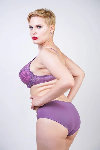 Bella Curvy Ragazza Capelli Corti Posa Lingerie Pizzo Moda Viola — Foto Stock