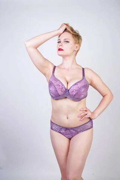 Mooie Bochtige Kort Haar Meisje Poseren Paarse Mode Lace Lingerie — Stockfoto