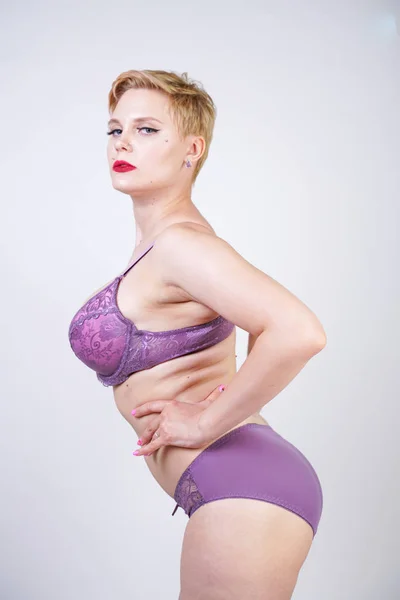 Ganska Curvy Kort Hår Flicka Poserar Lila Mode Spets Underkläder — Stockfoto