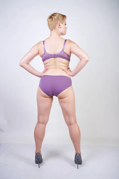 Bastante Curvilínea Chica Pelo Corto Posando Lencería Encaje Moda Púrpura — Foto de Stock